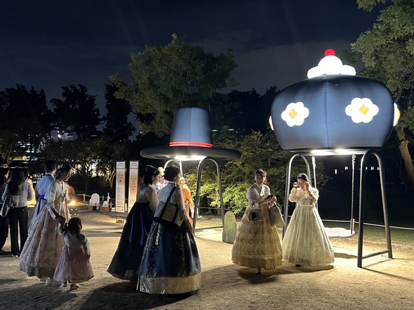 The visitors enjoyed the evening atmosphere at the Royal Banquet.