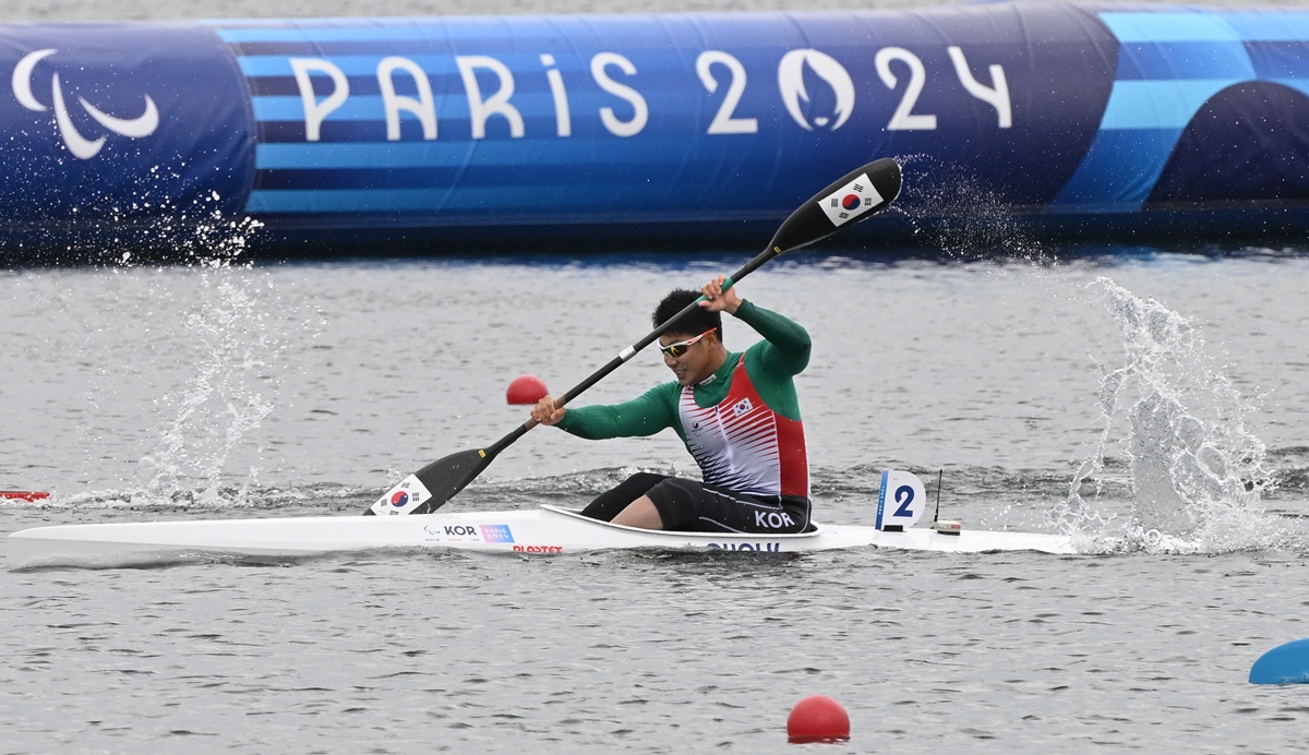 Paralympic canoeist Choi Yong Beom on Sept. 7 paddles toward the finish line in the men's kayak single 200 m (KL3) at Vaires-sur-Marne Nautical Stadium in Vaires-sur-Marne, France. (Korea Paralympic Committee)  