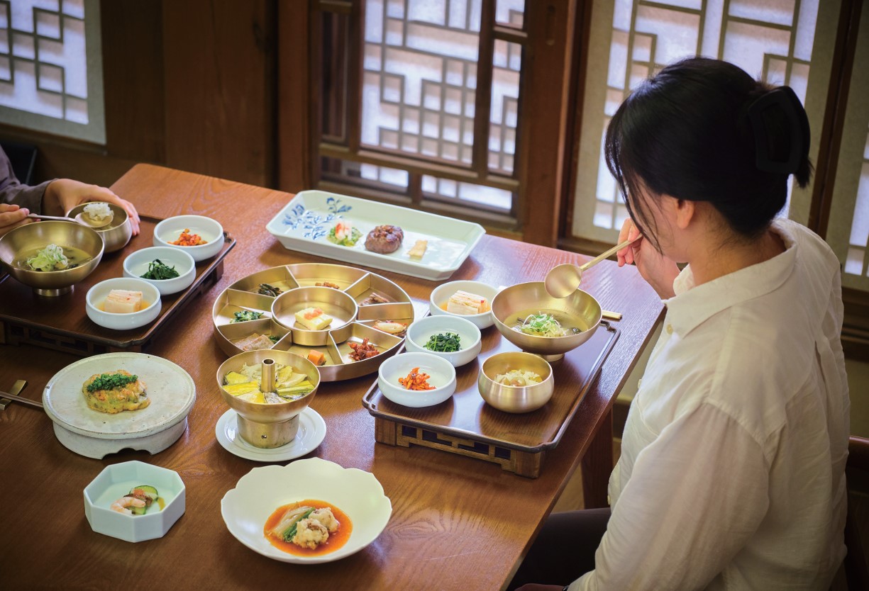 Webzine Korea's October issue has Hansik (traditional food) as its theme. (Webzine Korea)