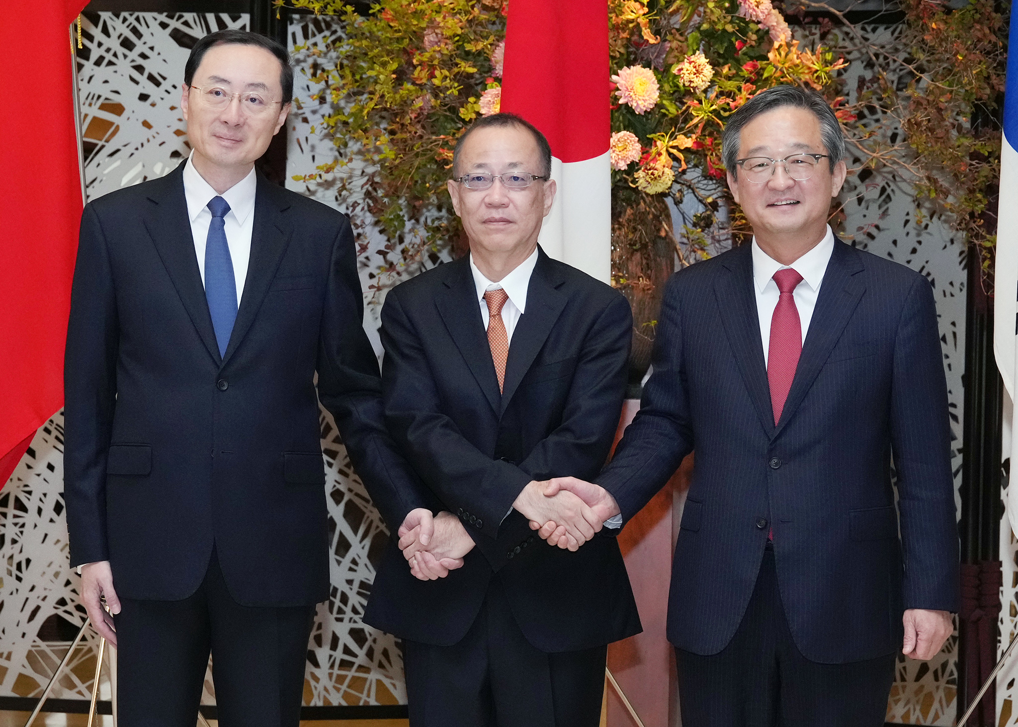 A high-level meeting of Korea, China and Japan on Oct. 28 in Tokyo was attended by (from left to right) Chinese Vice Minister of Foreign Affairs Sun Weidong, Japanese Senior Deputy Minister for Foreign Affairs Takehiro Funakoshi and Deputy Minister of Foreign Affairs for Political Affairs Chung Byung-won. (Ministry of Foreign Affairs)  