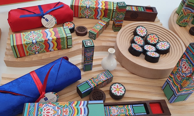 Fair in Seoul promotes tourism in Korea via unique souvenirs