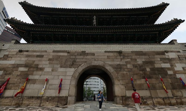 Sungnyemun Gate open during rainy season