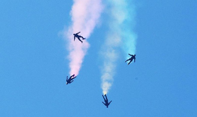 Parachuting soldiers open KATUSA Friendship Week