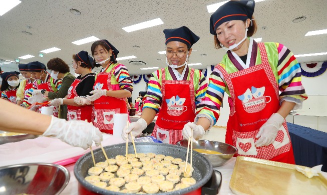 [Korea in photos] Immigrant spouses make food for Chuseok