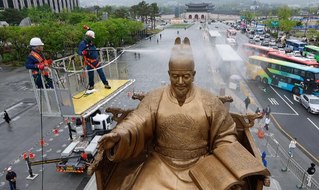 Spring cleaning for King Sejong statue at Gwanghwamun Square