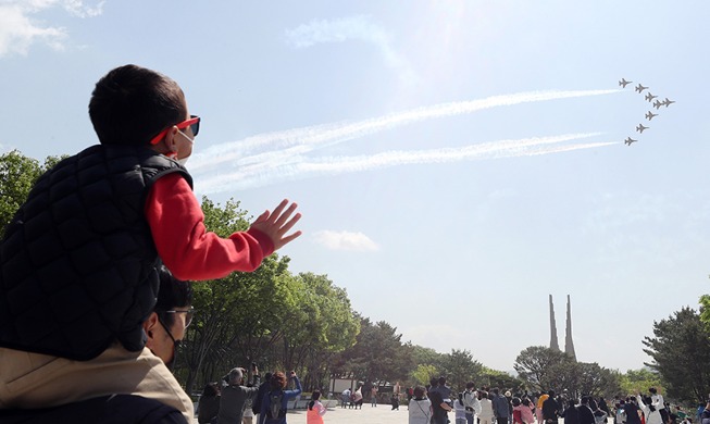 [Korea in photos] Aerobatics show on Children's Day