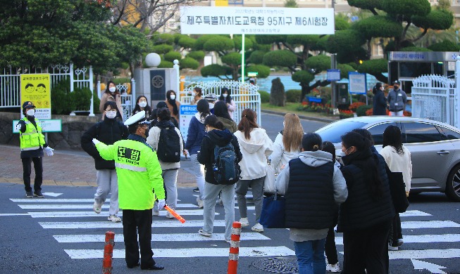 [Korea in photos] College entrance exam: Good luck, test takers!