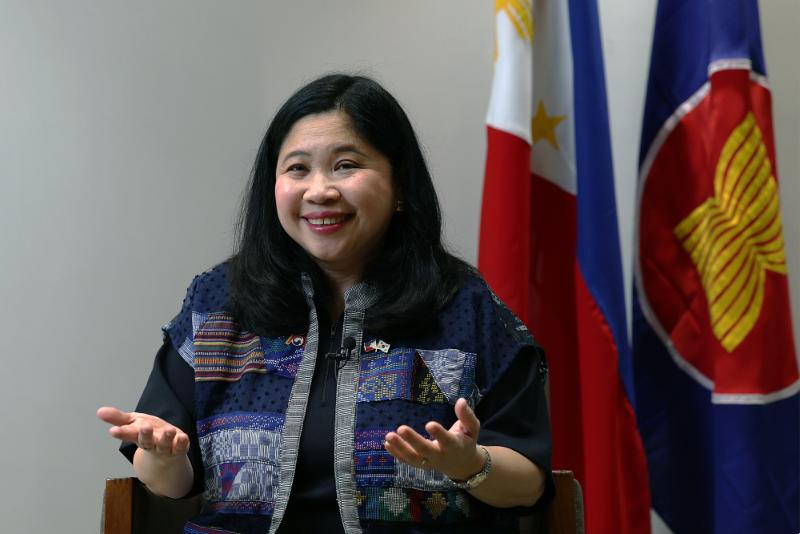 Philippine Ambassador to Korea Maria Theresa B. Dizon-De Vega on Oct. 22 explains the development of bilateral relations in an interview with Korea.net at her embassy in Seoul's Yongsan-gu District. (Lee Jun Young) 