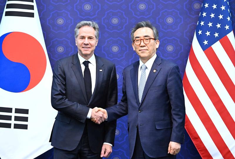 Minister of Foreign Affairs Cho Tae-yul and Minister of National Defense Kim Yong Hyun from Oct. 31 to Nov. 2 will visit the U.S. and Canada for bilateral talks. Shown are Minister Cho (right) and U.S. Secretary of State Antony J. Blinken on March 18 at a luncheon meeting hosted by the Ministry of Foreign Affairs in Seoul's Jongno-gu District. 